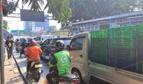 Bagi pengendara mobil yang ingin menuju Tol JORR bisa belok kiri sebelum persimpangan Jalan RA Kartini dan masuk melalui Gerbang Tol Ciputat 2 di sebelah kiri.<br>