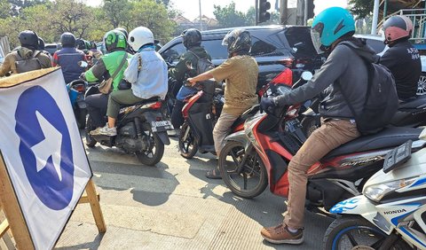 Sedangkan pengendara mobil maupun motor yang ingin menuju Pondok Indah juga dapat langsung lurus lalu mengambil kanan setelah persimpangan Jalan RA Kartini.<br>