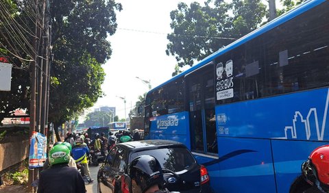 Jalan Ciputat Raya depan Halte Pondok Pinang sendiri memiliki tiga jalur jalan.<br>