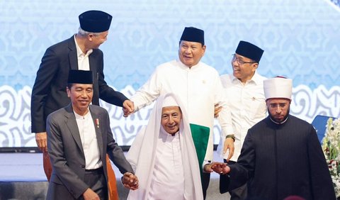 Ketua Umum Gerindra Prabowo Subianto dan Bakal Capres PDIP Ganjar Pranowo terlihat akrab ketika mendampingi Presiden Joko Widodo di Pekalongan, Jawa Tengah. 