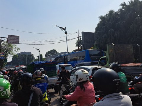 Macet Parah Akibat Proyek Galian Saluran Air di Pondok Pinang Jaksel, Pedagang Mi Ayam Mengeluh Omzet Menurun 50 Persen