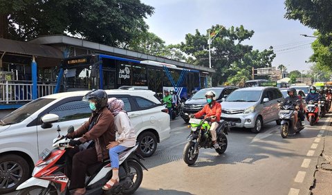 Terdapat satu jalur sistem satu arah juga di sisi kanan Jalan Ciputat Raya-Jalan RA Kartini. <br>