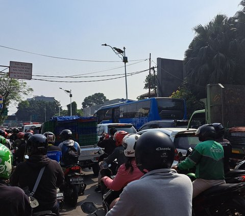 Macet Parah Akibat Proyek Galian Saluran Air di Pondok Pinang Jaksel, Pedagang Mi Ayam Mengeluh Omzet Menurun 50 Persen