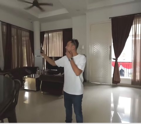 Raffi Ahmad terlihat begitu antusias saat mengunjungi rumah sahabatnya. Ia pun membagikan momen tersebut lewat unggahan di Instagramnya sambil mengenang sahabat baiknya itu.