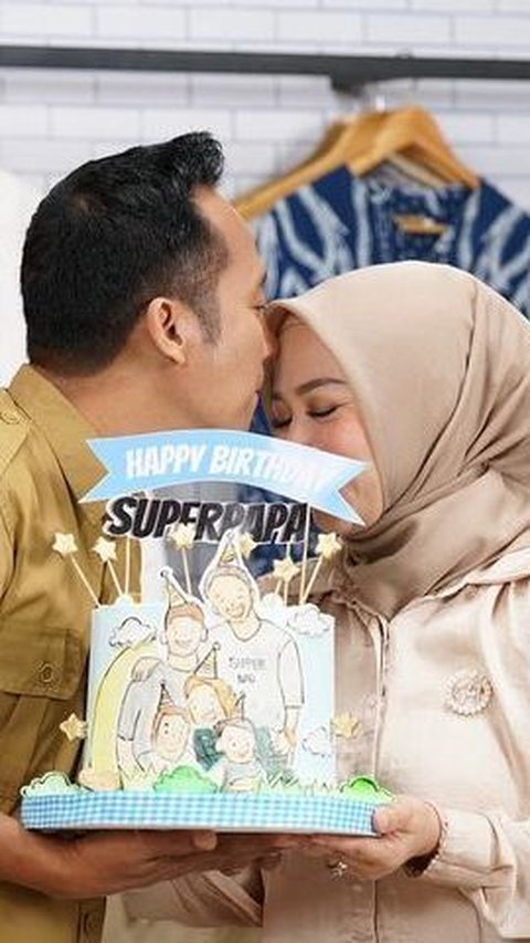 Potret Ulang Tahun Denny Cagur ke-46, Dapat Kejutan Istimewa dari Istri saat Syuting