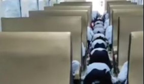 Seluruh Bocah SD Salat Berjamaah Penuhi Satu Gerbong Kereta Api <br>