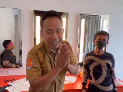 Potret Ulang Tahun Denny Cagur ke-46, Dapat Kejutan Istimewa dari Istri saat Syuting