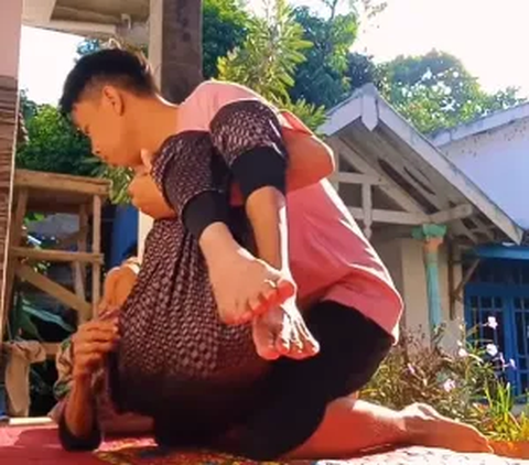 Pria Ini Beri Perlakuan Luar Biasa ke Ibu, Aksinya Banjir Doa Mulia