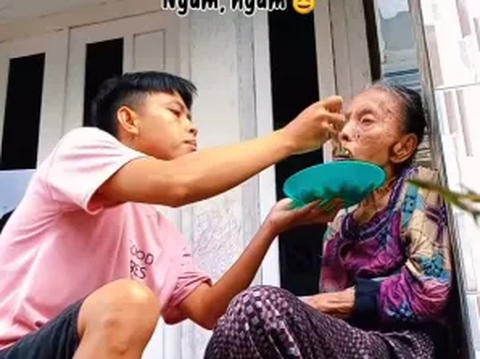 Pria Ini Beri Perlakuan Luar Biasa ke Ibu, Aksinya Banjir Doa Mulia