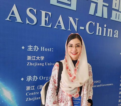 Novita Hardini, istri Bupati Trenggalek, memang tak henti-hentinya menginspirasi. Setelah tuai banyak pujian karena perannya dalam Film Buya Hamka, kini Novita dapat beasiswa belajar di Universitas Zhejiang, China.