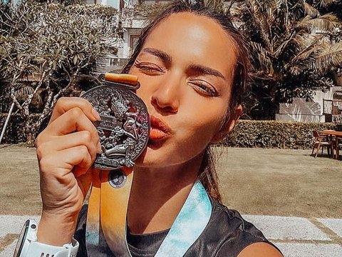 8 Foto Nia Ramadhani Memperlihatkan Perut Rata Setelah Menyelesaikan Half Marathon di Bali, Penampilan Menawan Seperti Gadis Remaja