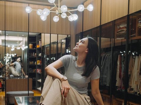 9 Photos of Luna Maya's American Country Style House, with an Aesthetic One Space Interior