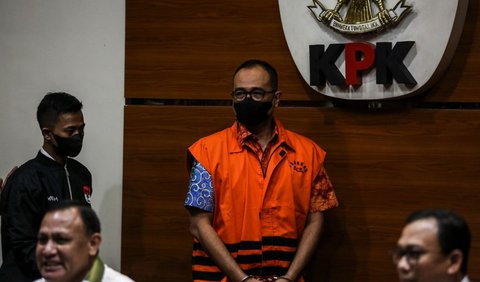 Mantan Pejabat Direktorat Jenderal Pajak Kementerian Keuangan (DJP Kemenkeu) Rafael Alun Trisambodo didakwa melakukan Tindak Pidana Pencucian Uang (TPPU) bersama dengan istrinya, Ernie Meike Torondek.