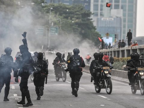 ICW Ungkap Pengadaan Gas Air Mata Polri Rp2,1 T, Tapi Tidak Dibuka ke Publik