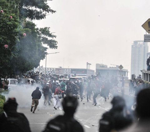 Terlebih, penggunaan gas air mata kerap kali menimbulkan kecelakaan bagi masyarakat sipil. Misalkan, kecelakaan tanpa ada pihak yang bertanggungjawab saat polisi membubarkan kerumunan pada demonstrasi.