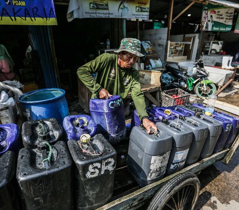 Wilayah pesisir Jakarta Utara bukan hanya menjadi langganan banjir rob sebagai dampak krisis iklim, tetapi juga menghadapi krisis air bersih.<br><br>Seperti yang terjadi di Muara Angke, sebagian warganya saat ini masih mengandalkan air bersih yang dijual keliling.