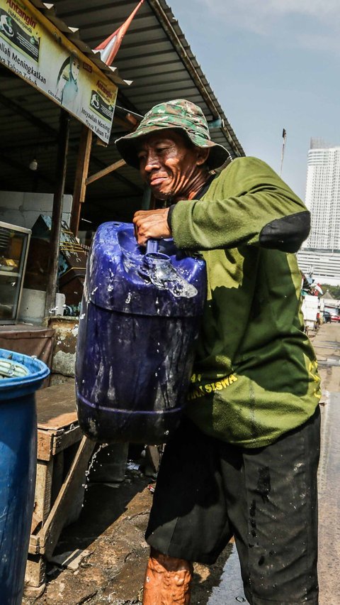 Air bersih ini dijual dengan harga Rp2.500 per jeriken.