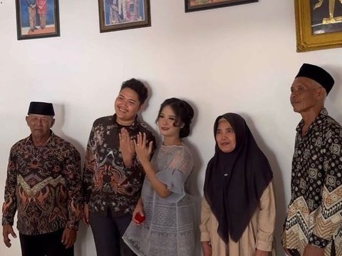 Sempat Putus Nyambung, 8 Foto Lamaran Nopek Novian dan Yulia Lorena