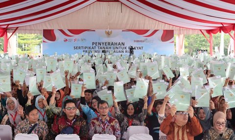 Menteri Hadi Datangi Kepulauan Riau, Bagikan 10.000 Sertifikat ke Masyarakat Pesisir