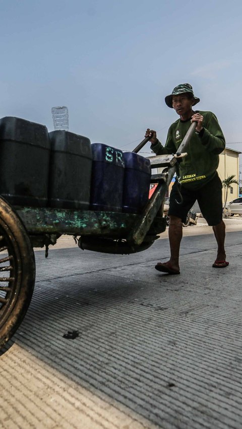 Pedagang air bersih berjualan di kawasan Muara Angke.