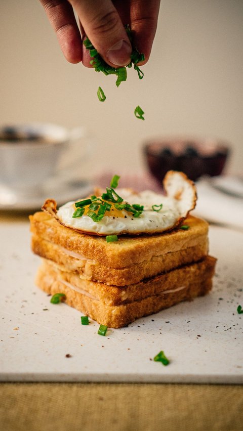 Sarapan adalah waktu makan paling penting dalam sehari. Para ahli kesehatan sangat menyarankan untuk mengawali hari dengan sarapan terlebih dahulu, agar tubuh tetap bugar dan sehat. Namun jika Anda memiliki jadwal pagi hari yang sibuk, terkadang Anda lupa atau enggan menyiapkan dan menyantap sarapan karena anggapan bahwa kegiatan tersebut akan membuang-buang waktu.