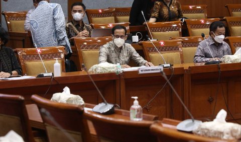 Menteri Pendidikan, Kebudayaan, Riset dan Teknologi (Mendikbud Ristek), Nadiem Makarim buka suara soal aturan baru mahasiswa tidak lagi wajib menyusun skripsi untuk kelulusan.