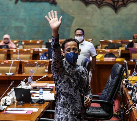 Sebelumnya, Nadiem Makarim mengeluarkan regulasi baru mahasiswa S1 dan Sarjana Terapan bisa lulus tanpa harus skripsi. Sebelumnya, mahasiswa sarjana maupun sarjana terapan wajib membuat skripsi.