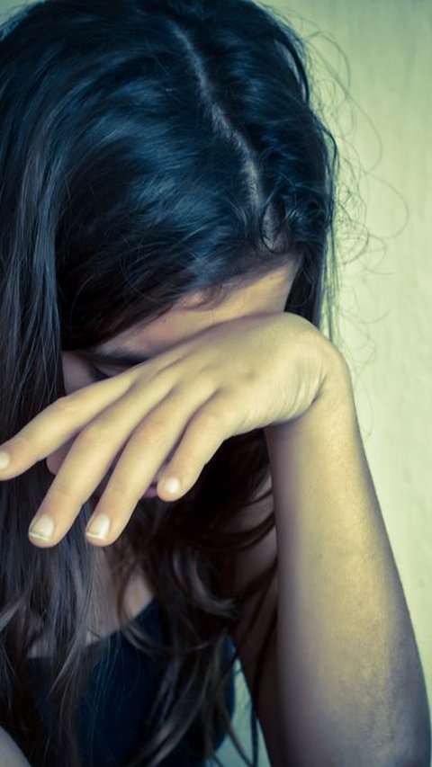 Kepada orang tuanya, korban mengaku telah diperkosa pacarnya. Parahnya, 15 teman sang pacar disebut turut ikut memerkosa korban.
