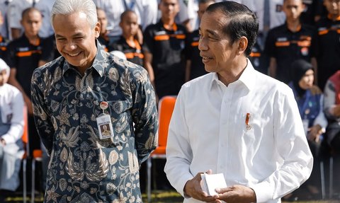 Momen Iriana dan Atiqoh Asyik Berbisik di Belakang Jokowi dan Ganjar