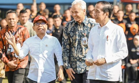 Momen Iriana dan Atiqoh Asyik Berbisik di Belakang Jokowi dan Ganjar