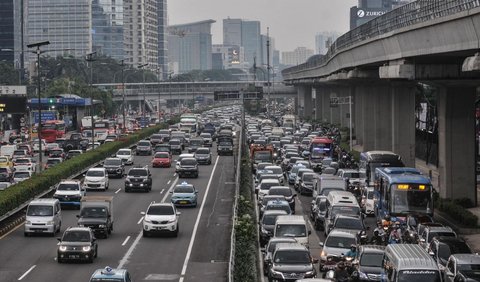 Pembatasan operasional mobil angkutan barang akan dinyatakan dengan rambu lalu lintas yang dipasang oleh badan usaha di bidang jalan tol.<br>