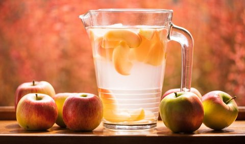 4. Mix water with fruit, vegetables, or spices.