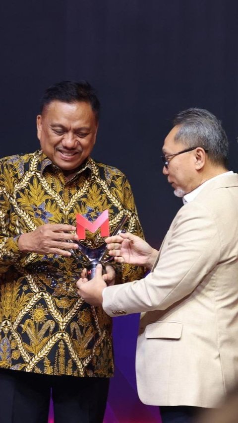 Merdeka Awards diserahkan langsung Menteri Perdagangan Zulkifli Hasan kepada Gubernur Sulut di Jakarta, Rabu (30/8/2023).