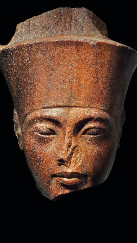 Quartzite Head of Amen With Features Of Tutankhamen, Mesir, 1333-1323 SM