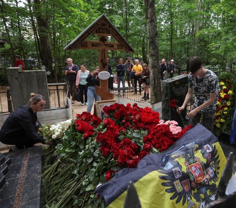 Makam tersebut juga dipenuhi karangan bunga berbagai jenis dari para warga yang memberikan penghormatan terakhir.<br><br>Namun terlihat jenis mawar merah paling banyak menyelimuti makam bos tentara bayaran Wagner itu.