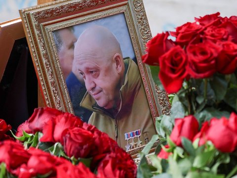FOTO: Penampakan Makam Bos Wagner Yevgeny Prigozhin Penuh dengan Mawar Merah hingga Dijaga Ketat Tentara dan Polisi