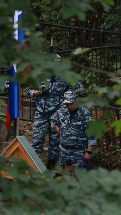 Garda Nasional Rusia turut menjaga area Pemakaman Porokhovskoe di St Petersburg, Rusia tempat jenazah Yevgeny Prigozhin dikebumikan.