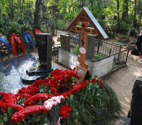 Melanjutnya dari situs Rusia, MSK1, Prigozhin dimakamkan di samping makam ayahnya dan bendera Wagner berwarna hitam-kuning-merah di lokasi.