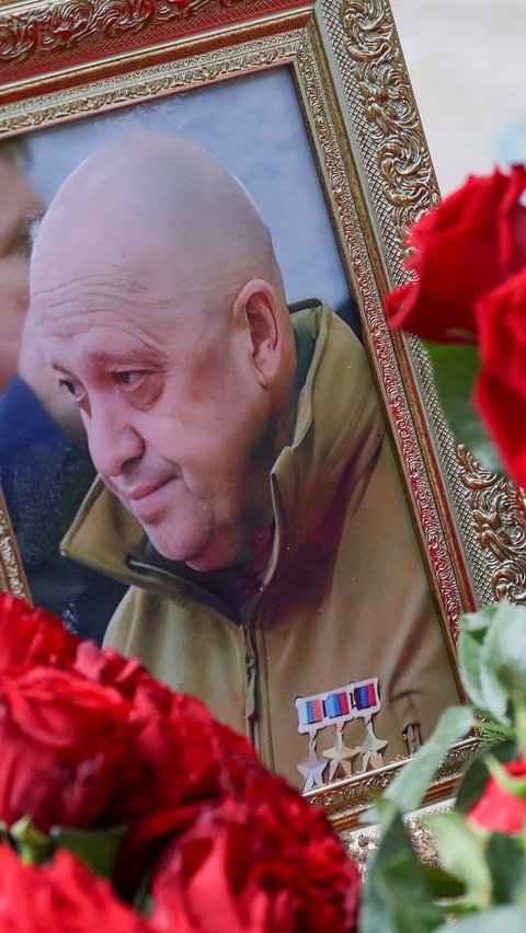 Menurut petugas pemakaman mengatakan  upacara pemakaman Bos Wagner Yevgeny Prigozhin hanya dihadiri 20-30 orang kerabat. Waktu pemakaman hanya berlangsung sekitar 40 menit.