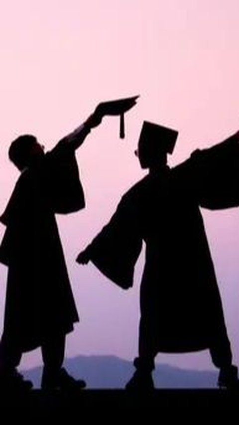 Sang ibunda pun mengaku sangat bangga dengan pencapaian putranya. Selama prosesi wisuda, ia menangis haru melihat Farrel dari kejauhan.