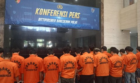 Bikin Sempit Bareskrim, Begini Penampakan 31 Tersangka Judi Online Berbaju Oranye