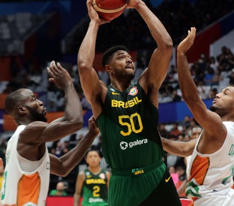 Pemain timnas basket Brasil, Bruno Caboclo berusaha menembus adangan dua pemain Pantai Gading pada penyisihan Grup G FIBA World Cup 2023 di Indonesia Arena, Gelora Bung Karno, Jakarta, Rabu (30/8/2023).