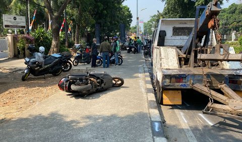 Sebab saat awal disebutkan ada empat sepeda motor terlibat kecelakaan. Tapi begitu datang ke TKP, hanya ditemukan tiga motor. <br>