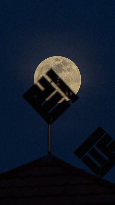 Terkadang, Blue Moon juga merujuk pada Bulan Purnama kedua dalam satu bulan.