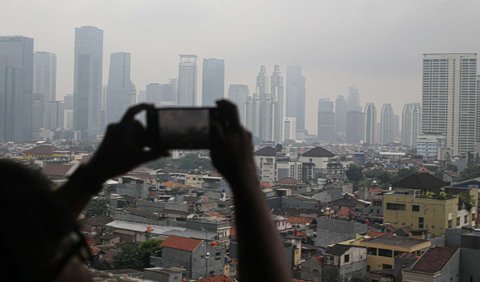 Presiden Joko Widodo (Jokowi) mengatakan, penanganan polisi udara di Jabodetabek memerlukan kerja total bersama. Menurutnya, mengatasi polusi udara perlu waktu dan tak bisa langsung selesai.<br>