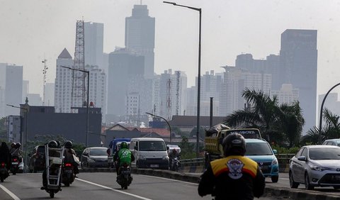 Kemudian, melakukan penanaman pohon sebanyak-banyaknya di halaman kantor-kantor. Jokowi menyebut, bagi kantor yang belum ada pohonnya maka diwajibkan menanam.<br>