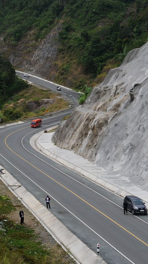 JLS baru  sepanjang sekitar 17 km ini merupakan rangkaian jalan lintas selatan. <br><br>Kondisi jalannya lebar, menanjak, menurun hingga berkelok dengan tikungan yang panjang.