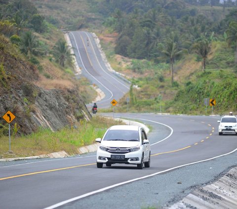 Jalur ini membentang dari ujung Banten hingga ujung Banyuwangi di Jawa Timur sepanjang 1.605 kilometer yang akan selesai pada akhir tahun 2023 ini.