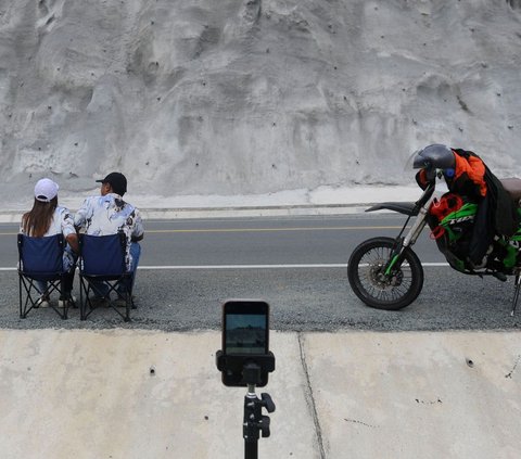 Sementara itu, warga maupun pengendara kendaraan bermotor melintasi jalan baru JLS (Jalan Lintas Selatan) ini menyempatkan diri untuk berhenti sejenak mengabadikan momen berfoto bersama di jalan yang menghubungkan Tulungagung - Trenggalek di Watulimo.