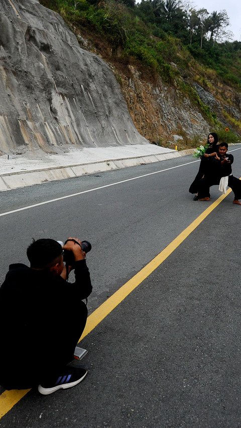 Bahkan ada yang menggunakan kamera DLSR untuk memotret pasangan yang sedang melakukan foto prewedding.